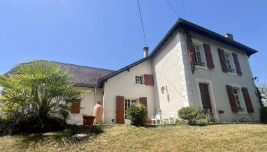 House nestled on the heights of Salies-de-Béarn with a view of the Pyrenees for sale for 296,520&euro; in Pyrénées-Atlantiques, Aquitaine