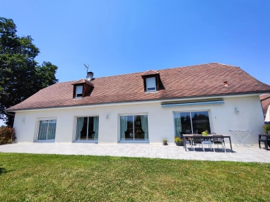 Luminous property with four bedrooms and a view of the Pyrenees for sale for 438,000&euro; in Pyrénées-Atlantiques, Aquitaine