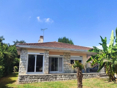 Single-storey property with pretty garden near the town centre for sale for 299,000&euro; in Pyrénées-Atlantiques, Aquitaine