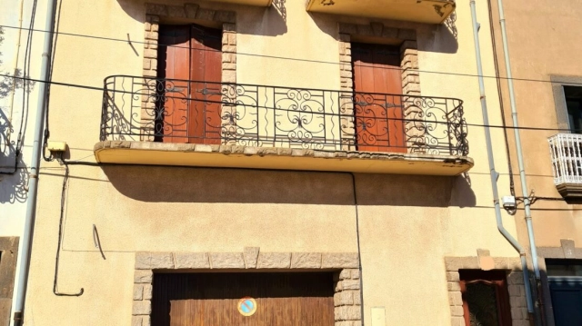 Pleasant City House With 145 M2 Of Living Space, Terrace And Private Parking In A Quiet Area. for sale for 248,400&euro; in Hérault, Languedoc-Roussillon