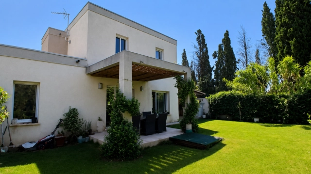In A Pleasant And Secure Residence, Villa With 3 Bedrooms And A Garage, On A Beautifully Landscaped Plot Of 378 M2 In A Peaceful Setting. for sale for 410,400&euro; in Hérault, Languedoc-Roussillon