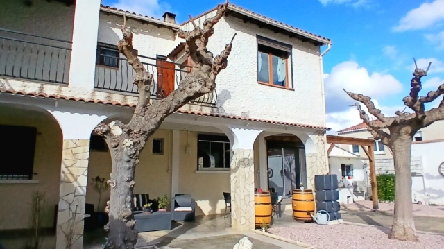 Pleasant Villa With 2 Separate Dwellings, Several Outbuildings And Garage On A 1017 M2 Plot With Lovely Views. for sale for 324,000&euro; in Hérault, Languedoc-Roussillon