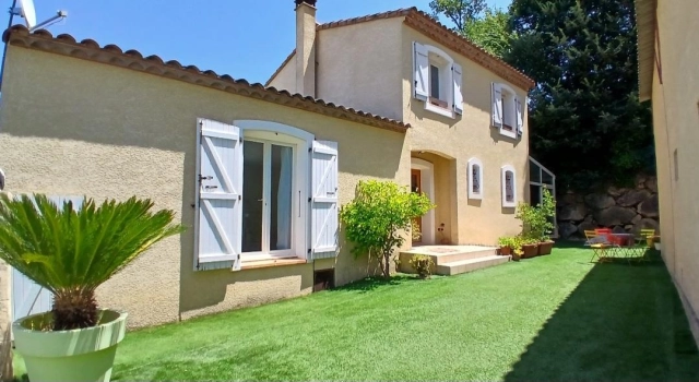 Charming Detached Villa Offering 146 M2 Of Living Space, 4 Bedrooms, 3 Bathrooms, On A 690 M2 Plot With Heated Swimming Pool. for sale for 388,800&euro; in Hérault, Languedoc-Roussillon