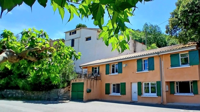 Beautifully Renovated House With 4 Bedrooms, Garage, Terrace And Garden, In An Idyllic Environment. for sale for 297,000&euro; in Hérault, Languedoc-Roussillon