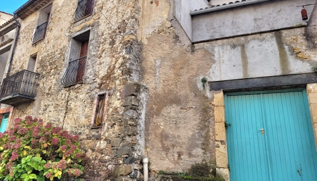Village House With 73 M2 Of Living Space, Terrace And Cellars/workshops. for sale for 124,500&euro; in Hérault, Languedoc-Roussillon