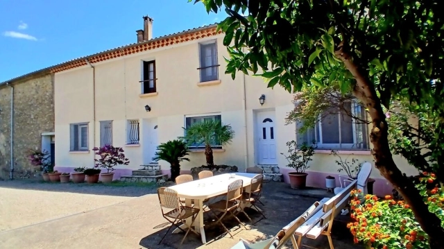 Charming Winegrowers House With 5 Bedrooms, Large Outbuilding, Convertible Attic And A 685 M2 Courtyard With Swimming Pool. Great Potential for sale for 309,744&euro; in Hérault, Languedoc-Roussillon
