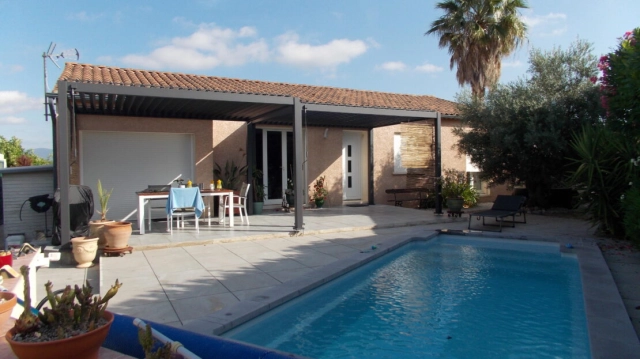 Single Storey Villa Offering 122 M2 Living Space With 4 Bedrooms On An Enclosed Plot Of 600 M2 With Terraces, Pool And Views for sale for 367,200&euro; in Hérault, Languedoc-Roussillon