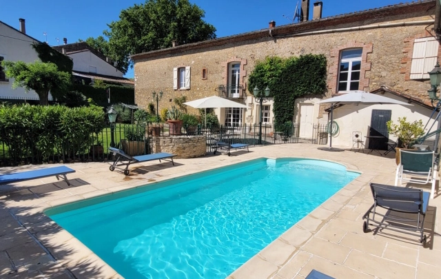 A Superb Townhouse With 250 M2 Of Living Space, Garage, Garden And Pool. for sale for 569,000&euro; in Hérault, Languedoc-Roussillon