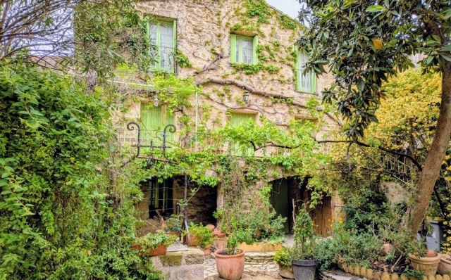 A Large Stone House With 145 M2 Of Living Space In The Heart Of The Historic Centre, Featuring A Beautiful Courtyard And Tree-Lined Garden Of Almost 200 M2. for sale for 445,000&euro; in Hérault, Languedoc-Roussillon