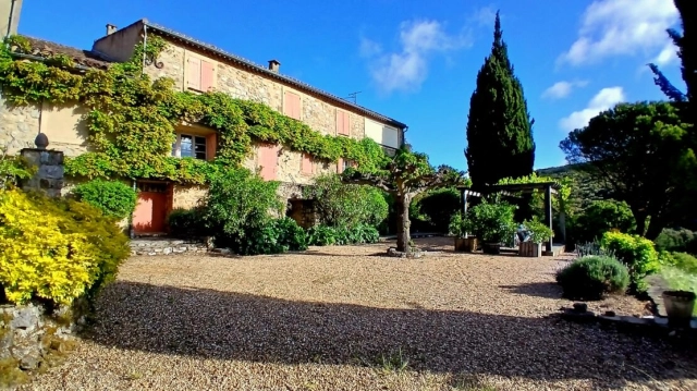Unique Magnificent Stone Farmhouse With 300 M2 Of Living Space, 5 Bedrooms And Outbuilding On 1.5 Hectares Of Land In The Heart Of The Garrigue With Panoramic Views. for sale for 595,000&euro; in Hérault, Languedoc-Roussillon