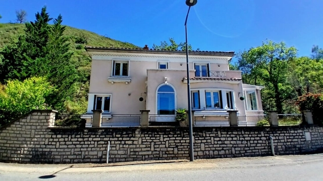 Charming Character House In Art Deco Style With 4 Bedrooms, Veranda, Terrace And Garage On A 511 M2 Plot With Magnificent Views for sale for 239,480&euro; in Aude, Languedoc-Roussillon