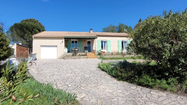 Charming Villa In Need Of Modernisation, Offering 100 M2 Of Living Space, A Garage And Set On 1052 M2 Of Land With Unobstructed Views. for sale for 249,000&euro; in Hérault, Languedoc-Roussillon