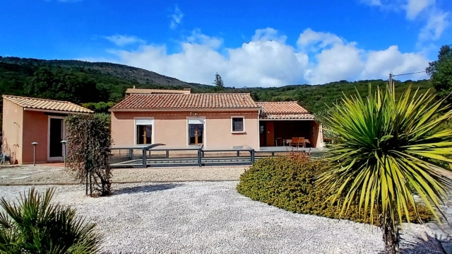 Charming Single Storey Villa With 4 Bedrooms And A Double Garage On A Plot Of 2146 M2 With Covered Swimming Pool, Petanque Court And Lovely Views. for sale for 324,000&euro; in Hérault, Languedoc-Roussillon