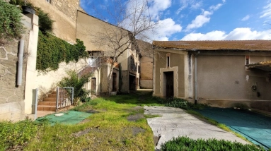 Former Domaine With 150 M2 Of Living Space And Winegrowing Barn Of 250 M2 On A Plot Of 980 M2. for sale for 270,000&euro; in Hérault, Languedoc-Roussillon