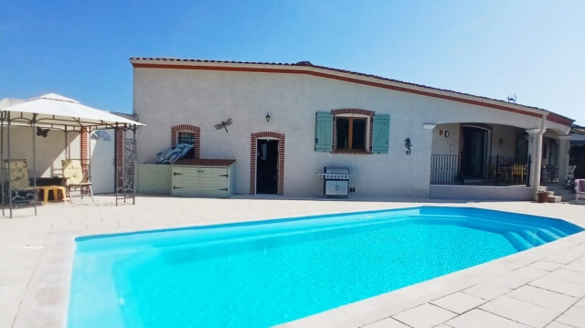 Beautifully Renovated Villa With 5 Bedrooms, 2 Bathrooms And A Garage On A Landscaped 681 M2 Plot With Heated Swimming Pool And Petanque Court. for sale for 420,120&euro; in Hérault, Languedoc-Roussillon