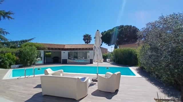 Superb Fully Renovated Contemporary Villa In A Secure Residence With 200 M2 Of Living Space On A 1350 M2 Plot With Petanque Court And Heated Pool. for sale for 629,640&euro; in Hérault, Languedoc-Roussillon