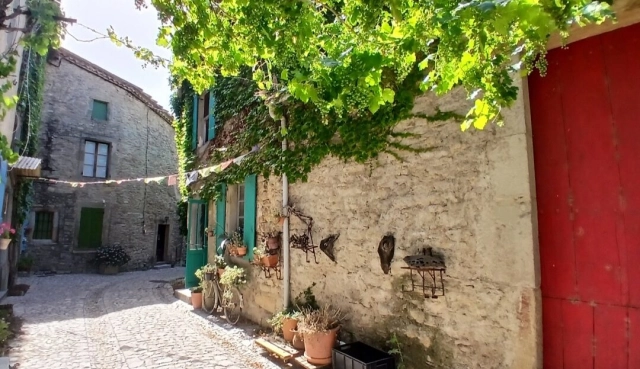 Delightful Character Stone House With 145 M2 Of Living Space Offering 3 Bedrooms, Workshop, Large Garage, Patio And South-Facing Terrace. for sale for 151,200&euro; in Hérault, Languedoc-Roussillon