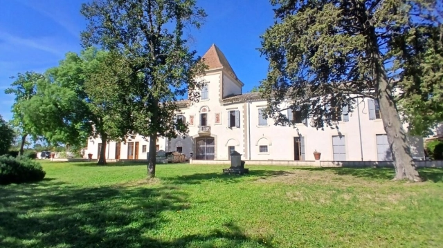 Sublime 18th Century Chateau With 3 Independent Residences And Outbuildings On A Plot Of 12061 M2 With Landscaped Park. A Must See for sale for 950,000&euro; in Hérault, Languedoc-Roussillon