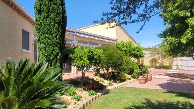A Spacious House Offering 190 M2 Of Living Space On 1003 M2 Of Land, With Lovely Views And A Superb Landscaped Garden. for sale for 465,450&euro; in Hérault, Languedoc-Roussillon