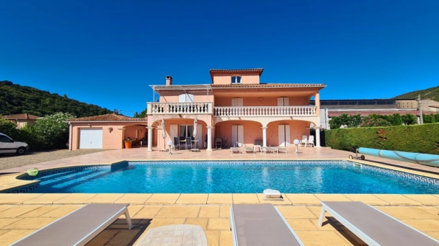 Beautiful Villa With 248 M2 Of Living Space Offering 7 Bedrooms On A 2160 M2 Plot With Pool And Views And Partly Constructible. for sale for 668,750&euro; in Hérault, Languedoc-Roussillon