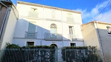 Impressive Maison De Maitre Offering 7 Bedrooms, 4 Bathrooms, A Garage, 2 Courtyards And A Garden With Swimming Pool. Rare for sale for 699,840&euro; in Hérault, Languedoc-Roussillon
