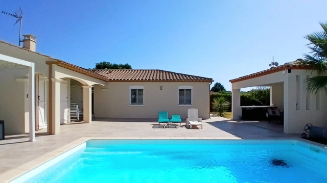 Superb Single-Storey Villa With 5 Bedrooms, Large Terrace And Garage With Workshop On A Pleasant 900 M2 Plot With Swimming Pool. for sale for 486,000&euro; in Hérault, Languedoc-Roussillon