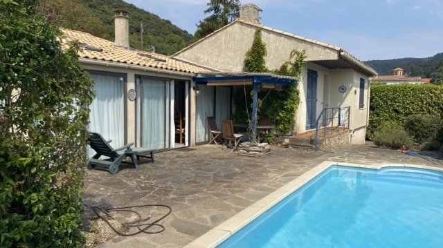 Charming Detached Sunny South-Facing Villa With 3 Bedrooms, 2 Bathrooms And Independent Garage On A Private Landscaped Plot Of 805 M2 With Pool And Views for sale for 255,000&euro; in Hérault, Languedoc-Roussillon