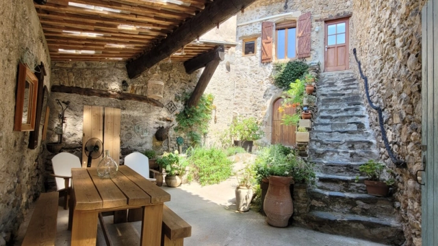 A Charming Stone House With 90 M2 Of Living Space, Vaulted Cellars And A Large Courtyard. for sale for 183,600&euro; in Hérault, Languedoc-Roussillon