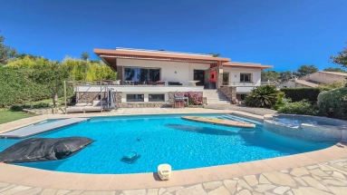6 Bedroom(s) - 4 Bathroom(s) - 1,220m² land for sale in Var, Provence-Alpes-Côte-d\'Azur, France - FrenchPropertyPortal.com St Raphaël, Ste Maxime Area for sale for 1,980,000€ in Var, Provence-Alpes-Côte-d\'Azur
