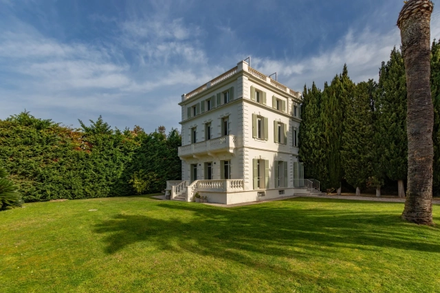5 Bedroom(s) - 5 Bathroom(s) - 1,200m² land for sale in Alpes-Maritimes, Provence-Alpes-Côte-d'Azur, France - FrenchPropertyPortal.com Antibes Area for sale for 4,850,000€ in Alpes-Maritimes, Provence-Alpes-Côte-d'Azur