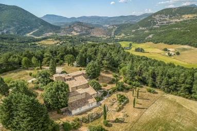 580,000m² land for sale in Vaucluse, Provence-Alpes-Côte-d\'Azur, France - FrenchPropertyPortal.com Avignon and North Provence for sale for 1,950,000€ in Vaucluse, Provence-Alpes-Côte-d\'Azur