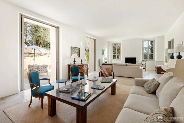 8 Bedroom(s) - 8 Bathroom(s) - 23,000m² land for sale in Alpes-Maritimes, Provence-Alpes-Côte-d'Azur, France - FrenchPropertyPortal.com Mougins, Valbonne, Grasse Area for sale for 3,950,000€ in Alpes-Maritimes, Provence-Alpes-Côte-d'Azur