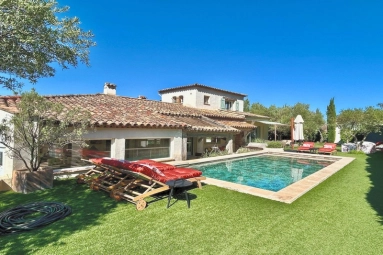 5 Bedroom(s) - 5 Bathroom(s) - 1,500m² land for sale in Var, Provence-Alpes-Côte-d\'Azur, France - FrenchPropertyPortal.com St Raphaël, Ste Maxime Area for sale for 1,785,000€ in Var, Provence-Alpes-Côte-d\'Azur