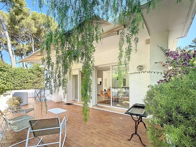 3 Bedroom(s) - 3 Bathroom(s) - 885m² land for sale in Alpes-Maritimes, Provence-Alpes-Côte-d'Azur, France - FrenchPropertyPortal.com Antibes Area for sale for 2,300,000€ in Alpes-Maritimes, Provence-Alpes-Côte-d'Azur