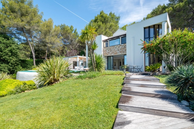 4 Bedroom(s) - 4 Bathroom(s) - 2,700m² land for sale in Var, Provence-Alpes-Côte-d\'Azur, France - FrenchPropertyPortal.com Aix en Provence Area for sale for 2,200,000€ in Var, Provence-Alpes-Côte-d\'Azur