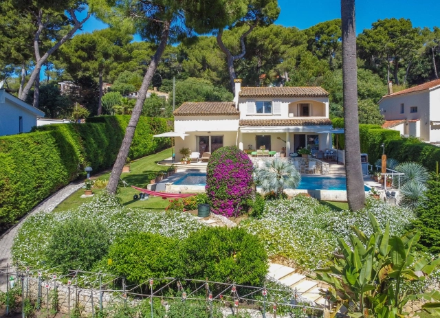 4 Bedroom(s) - 3 Bathroom(s) - 1,317m² land for sale in Alpes-Maritimes, Provence-Alpes-Côte-d'Azur, France - FrenchPropertyPortal.com Antibes Area for sale for 3,200,000€ in Alpes-Maritimes, Provence-Alpes-Côte-d'Azur