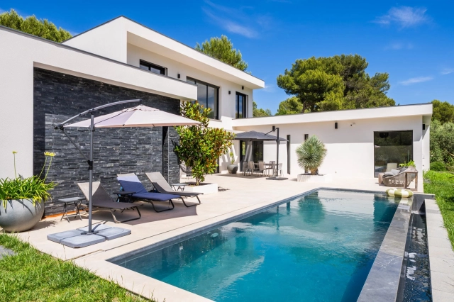 3 Bedroom(s) - 3 Bathroom(s) - 1,050m² land for sale in Bouches-du-Rhône, Provence-Alpes-Côte-d'Azur, France - FrenchPropertyPortal.com Aix en Provence Area for sale for 1,680,000€ in Bouches-du-Rhône, Provence-Alpes-Côte-d'Azur