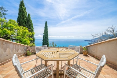 4 Bedroom(s) - 4 Bathroom(s) - 1,662m² land for sale in Alpes-Maritimes, Provence-Alpes-Côte-d'Azur, France - FrenchPropertyPortal.com Menton, Cap Martin Area for sale for 2,400,000€ in Alpes-Maritimes, Provence-Alpes-Côte-d'Azur