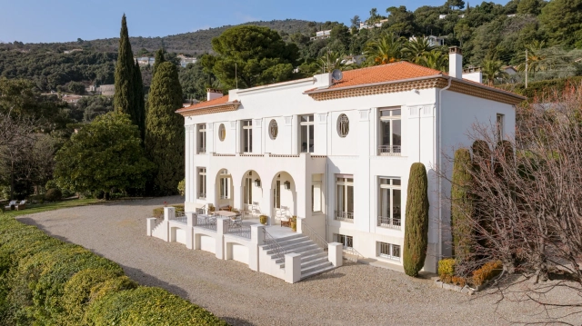 7 Bedroom(s) - 6 Bathroom(s) - 8,592m² land for sale in Alpes-Maritimes, Provence-Alpes-Côte-d'Azur, France - FrenchPropertyPortal.com Mougins, Valbonne, Grasse Area for sale for 2,990,000€ in Alpes-Maritimes, Provence-Alpes-Côte-d'Azur
