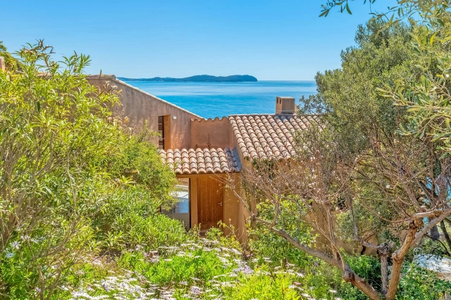 4 Bedroom(s) - 2 Bathroom(s) - 700m² land for sale in Var, Provence-Alpes-Côte-d\'Azur, France - FrenchPropertyPortal.com Provence Coast (Cassis to Cavalaire) for sale for 1,395,000€ in Var, Provence-Alpes-Côte-d\'Azur