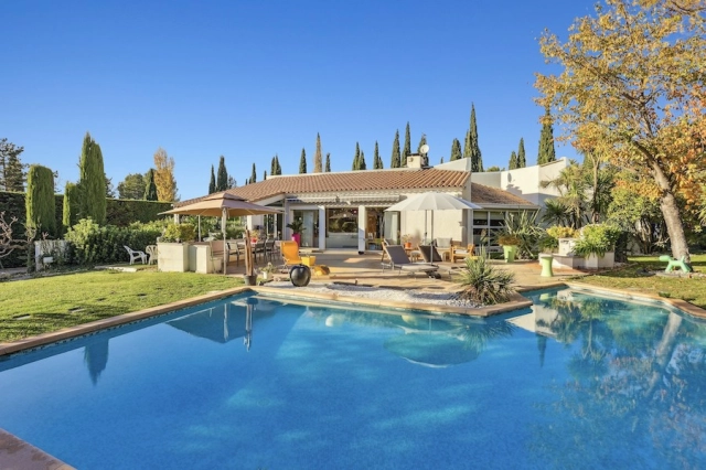 3 Bedroom(s) - 2 Bathroom(s) - 2,050m² land for sale in Bouches-du-Rhône, Provence-Alpes-Côte-d'Azur, France - FrenchPropertyPortal.com Aix en Provence Area for sale for 1,200,000€ in Bouches-du-Rhône, Provence-Alpes-Côte-d'Azur