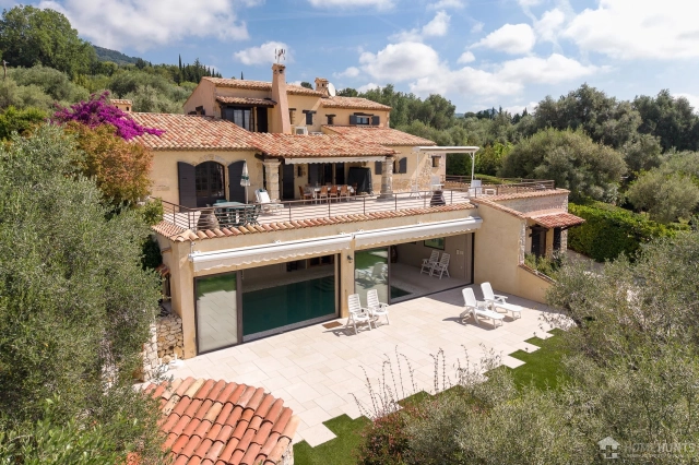 6 Bedroom(s) - 4 Bathroom(s) - 2,385m² land for sale in Alpes-Maritimes, Provence-Alpes-Côte-d'Azur, France - FrenchPropertyPortal.com Vence, St. Paul Area for sale for 1,720,000€ in Alpes-Maritimes, Provence-Alpes-Côte-d'Azur