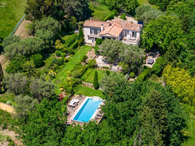 7 Bedroom(s) - 6 Bathroom(s) - 15,900m² land for sale in Alpes-Maritimes, Provence-Alpes-Côte-d'Azur, France - FrenchPropertyPortal.com Mougins, Valbonne, Grasse Area for sale for 1,980,000€ in Alpes-Maritimes, Provence-Alpes-Côte-d'Azur