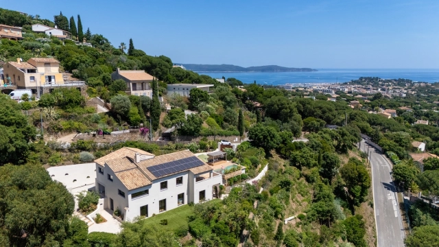 4 Bedroom(s) - 4 Bathroom(s) - 1,600m² land for sale in Var, Provence-Alpes-Côte-d\'Azur, France - FrenchPropertyPortal.com Provence Coast (Cassis to Cavalaire) for sale for 2,730,000€ in Var, Provence-Alpes-Côte-d\'Azur