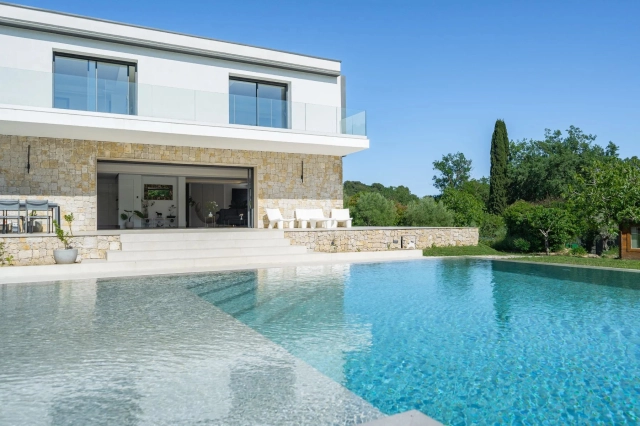 5 Bedroom(s) - 5 Bathroom(s) - 2,452m² land for sale in Alpes-Maritimes, Provence-Alpes-Côte-d'Azur, France - FrenchPropertyPortal.com Mougins, Valbonne, Grasse Area for sale for 3,200,000€ in Alpes-Maritimes, Provence-Alpes-Côte-d'Azur