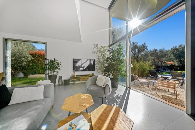 4 Bedroom(s) - 2 Bathroom(s) - 1,173m² land for sale in Alpes-Maritimes, Provence-Alpes-Côte-d'Azur, France - FrenchPropertyPortal.com Mougins, Valbonne, Grasse Area for sale for 2,400,000€ in Alpes-Maritimes, Provence-Alpes-Côte-d'Azur