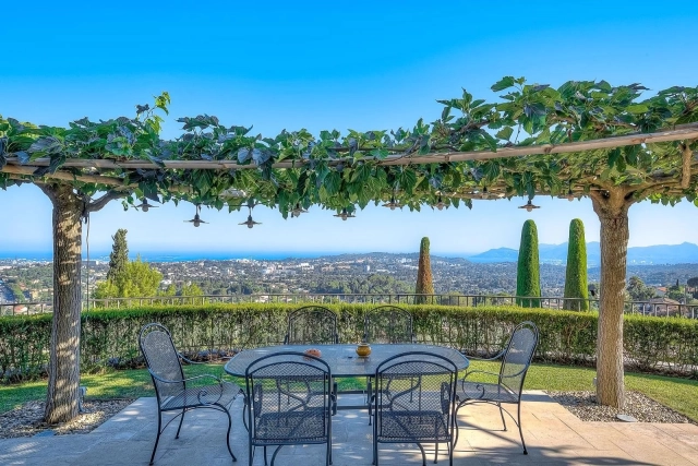 5 Bedroom(s) - 3 Bathroom(s) - 3,688m² land for sale in Alpes-Maritimes, Provence-Alpes-Côte-d'Azur, France - FrenchPropertyPortal.com Mougins, Valbonne, Grasse Area for sale for 4,950,000€ in Alpes-Maritimes, Provence-Alpes-Côte-d'Azur