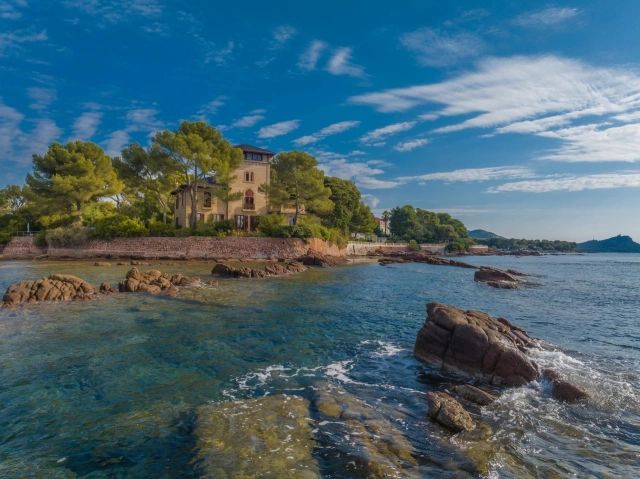 8 Bedroom(s) - 3 Bathroom(s) - 3,420m² land for sale in Var, Provence-Alpes-Côte-d\'Azur, France - FrenchPropertyPortal.com St Raphaël, Ste Maxime Area for sale for 9,800,000€ in Var, Provence-Alpes-Côte-d\'Azur