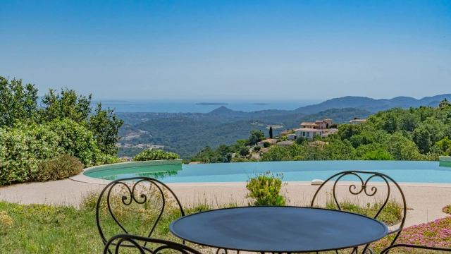 4 Bedroom(s) - 3 Bathroom(s) - 1,331m² land for sale in Var, Provence-Alpes-Côte-d\'Azur, France - FrenchPropertyPortal.com Var Countryside (Fayence, Lorgues, Cotignac) for sale for 1,450,000€ in Var, Provence-Alpes-Côte-d\'Azur