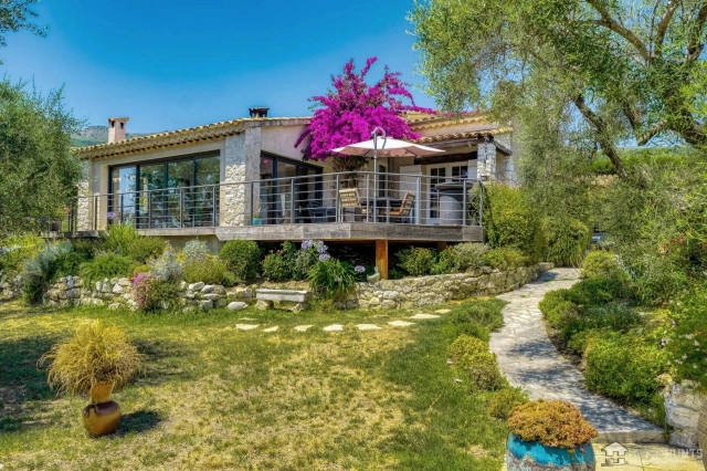 4 Bedroom(s) - 3 Bathroom(s) - 2,017m² land for sale in Alpes-Maritimes, Provence-Alpes-Côte-d'Azur, France - FrenchPropertyPortal.com Vence, St. Paul Area for sale for 1,290,000€ in Alpes-Maritimes, Provence-Alpes-Côte-d'Azur